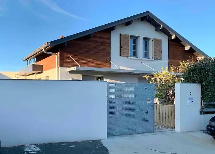 Modern 150m From The Atlantic Surf