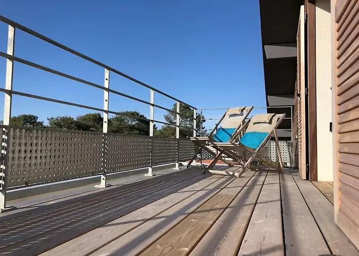 Modern 150m From The Atlantic Surf